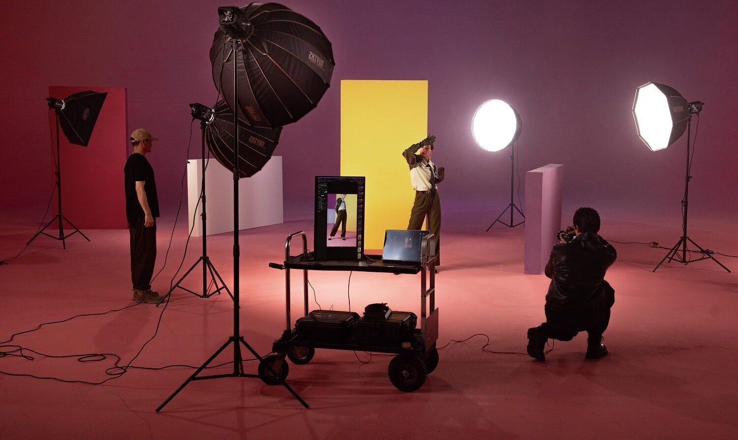 Stüdyo ışık kurulumu için temel ekipmanlar