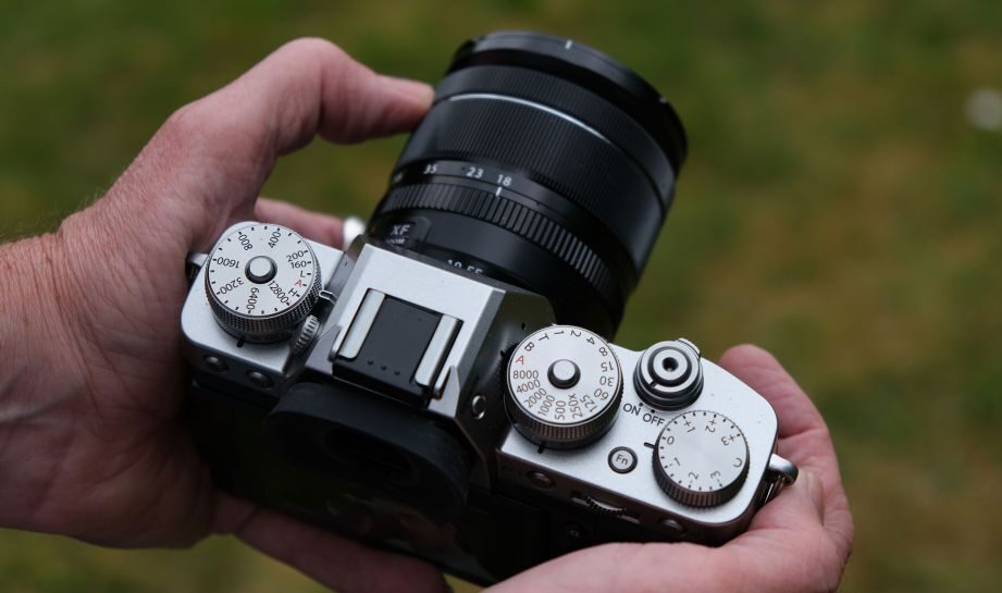 Mirrorless camera techniques in low light