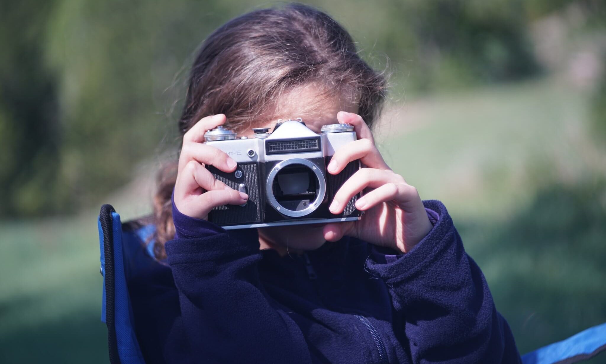 Işık renk ve arka plan seçimiyle görsel etki oluşturma